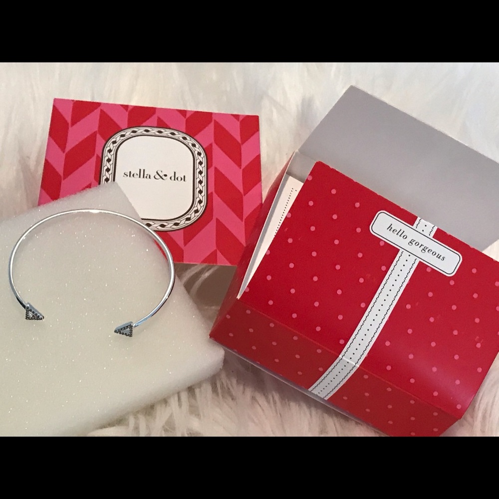 Stella & Dot. Pave Arrow Cuff Silver.